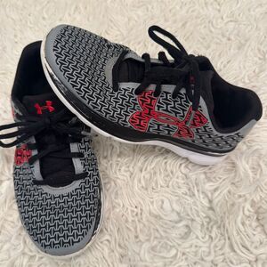 Under Armour Boys Youth Running Sneakers Black Red Size 3.5 NICE